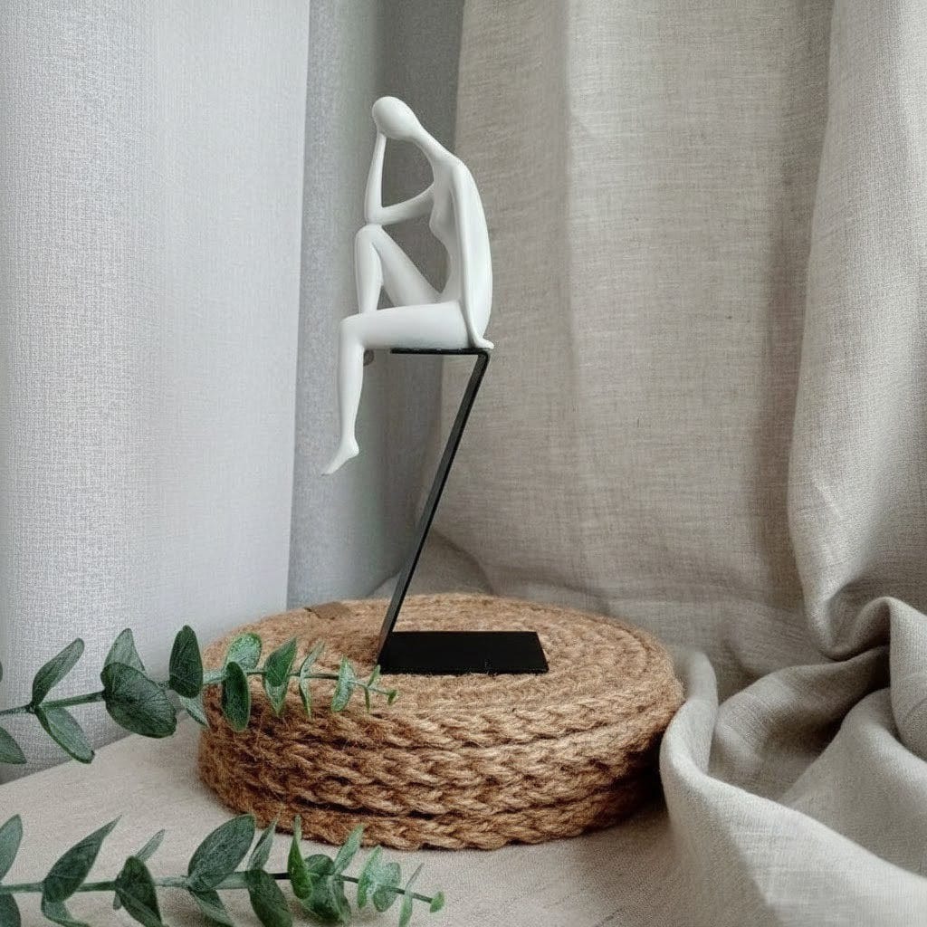 Acento escultórico para decoración de interiores; realza tu espacio con estilo contemporáneo. 
Medidas: 17.5 × 7 × 43.5. Ideal para hogar y oficina.
